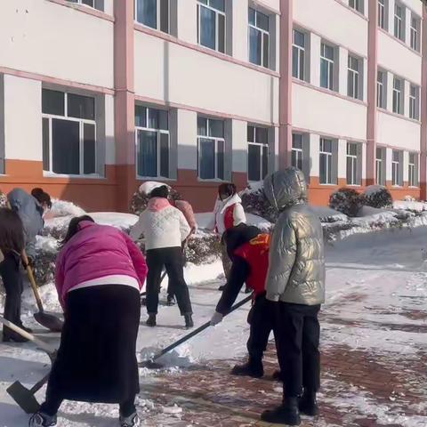 勠力同心，浴“雪”奋战 ——桦川四中开展清雪大行动