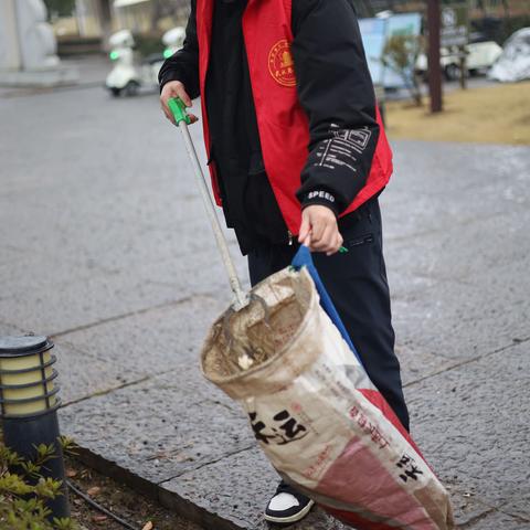 "袋"走垃圾，“净”待美好，武烟青年在行动 ——记卷包第三团支部青年团员“学雷锋”志愿活动