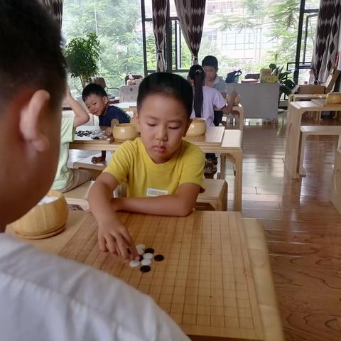 东川区古月棋馆围棋课间抓拍小可爱