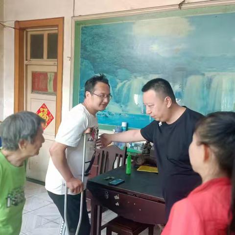 董家街道林家村两委心系困难家庭，走访慰问因车祸摔伤的林敬新及家人。<