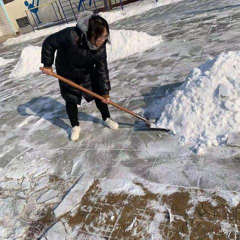 张家庄小学全体教职工清扫校园积雪活动纪实