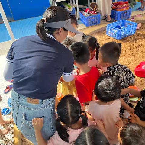 小一班沙水池的自然小生物探索之旅