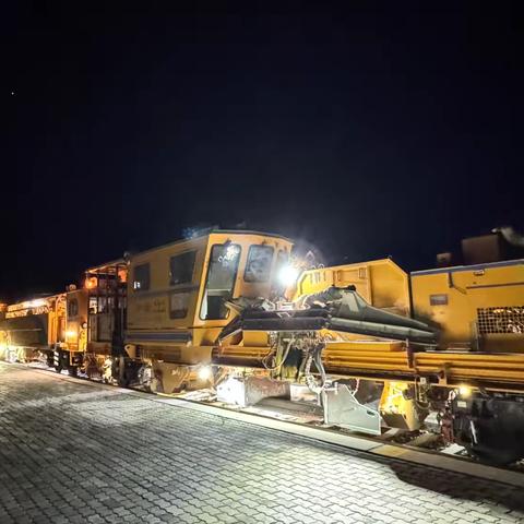 大型养路机械：守护铁路动脉的钢铁卫士