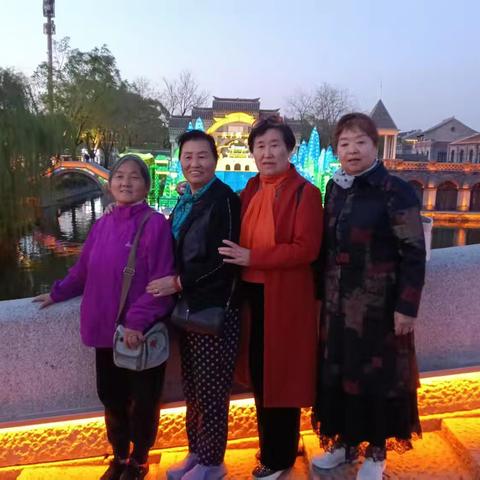 春天的景美人更美，开心快乐永生存，日忆昨天，过好今天希望未来……永远是今天！