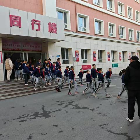 全民消防，生命至上——乌鲁木齐市第二十小学消防应急逃生疏散演练