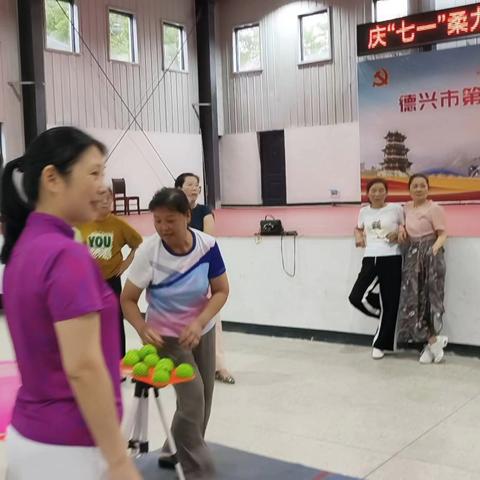 以球会友战风雨，“兜”出快乐暖人心