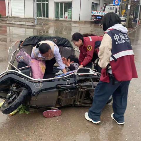 风雨无阻显担当，新兴公卫人救助摔倒母女获点赞