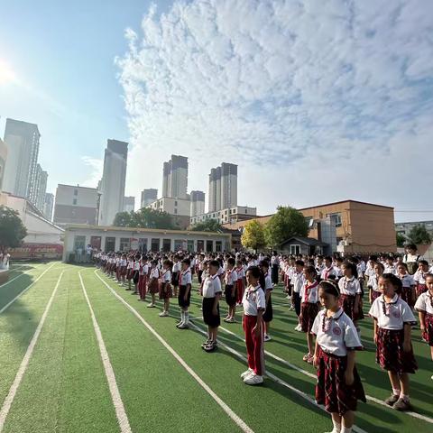 启航千帆竞，同心迎期末——郾城区第二实验小学北校区一二班升旗仪式