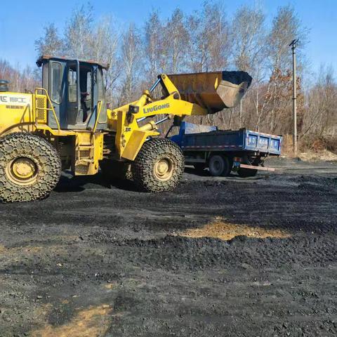 宝利采金公司: 赠送取暖煤 温暖职工群众