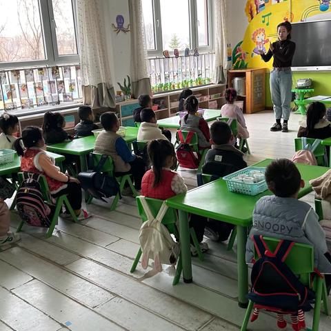 菩萨庙幼儿园中二班科学小实验《有趣的溶解》