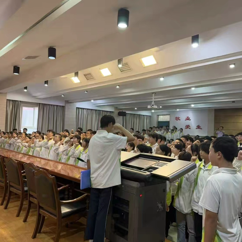 石油普教中心西安泾河工业区中心学校召开新学期九年级教师、学生动员大会