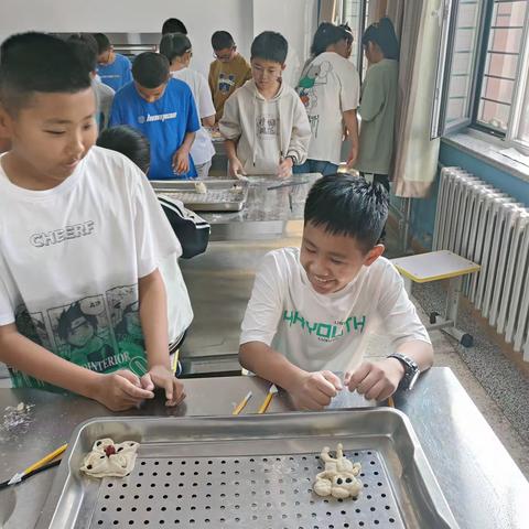 狠抓行为习惯养成   百人同叠一条棉被——北重一中教育集团二〇二中学初一社会实践第二天掠影