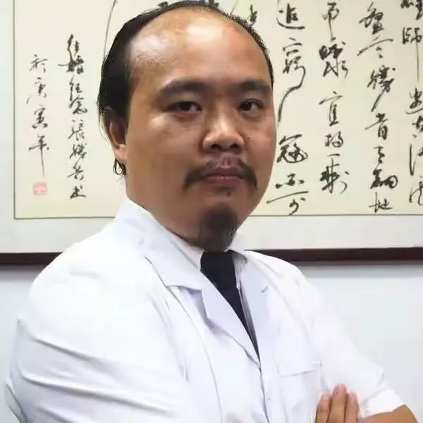 简篇-第三届国医名家论坛闭幕
张胜兵抗疫经方获海外国医好评