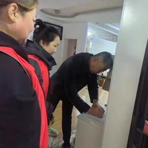 网格员入户，传递温暖与责任
