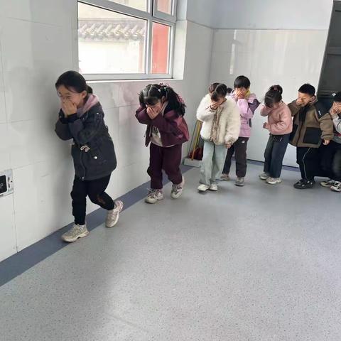 “自防自救保安全”浮西小学安全教育周消防逃生大演练