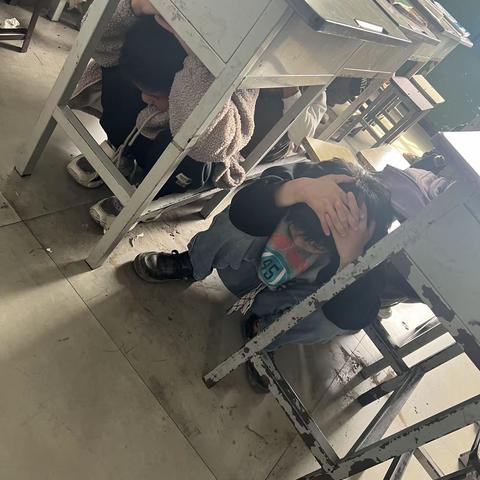 防震演练，安全“童”行——浮西小学防震演练