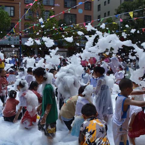 麒麟区希望幼儿园大班毕业典礼——“泡沫之夏”活动