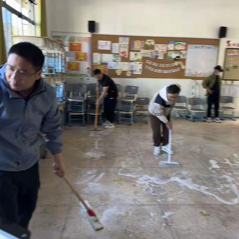 为爱行动，用心打扫——月亮湾小学202班家长进班级搞卫生