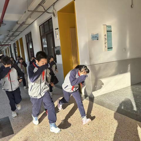 防范于未“燃”———水晶晶新城学校开展消防安全疏散演练