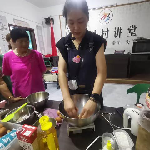 “小小蛋糕师”趣味职业体验——柳城小学101莲韵中队邹祎晨队员2023年“你好，暑假”莲君养成记