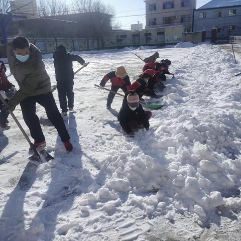 瑞雪满校园，清雪保安全——时村学区南马滩小学清雪除冰活动