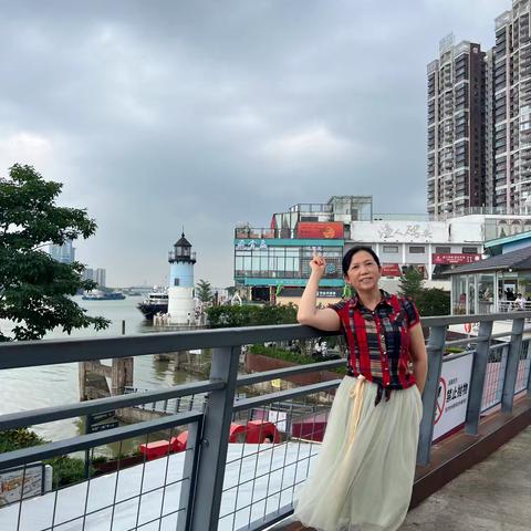 微笑前行，愿你在风雨兼程的旅途 中，遇见更好的自己。