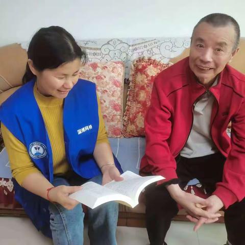 傅家村开展主体教育——为老党员送学上门