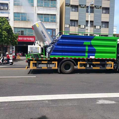 洒水降温抑尘 营造清凉出行环境