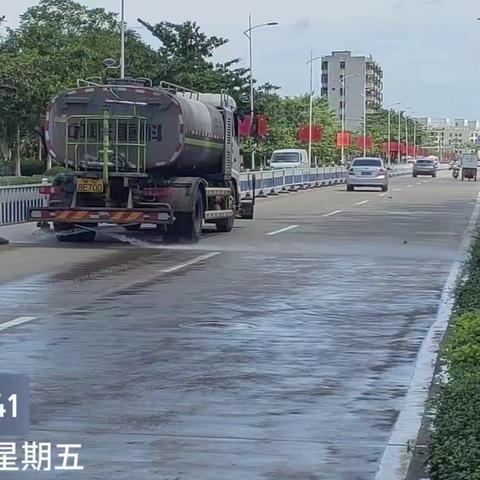 万宁环卫全力恢复雨后市容环境（十月5期）