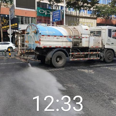 万宁市环卫园林局洒水降尘 优化城区环境质量（24年1月6期）