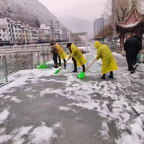 【柞水静能】大雪后的坚守，环卫工人为清扫积雪加班加点