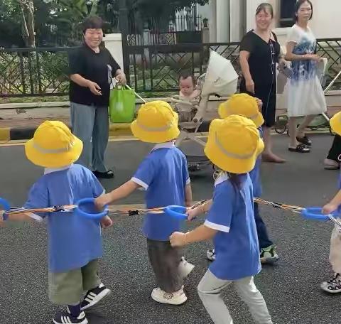 【拾浓浓秋意，享踏秋之旅】——金湾阳光幼儿园托小班踏秋活动 ‍ ‍