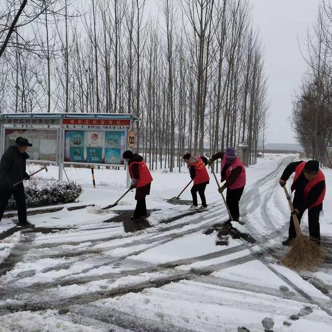 极端天气，安全出行。孔村镇南官庄村网格员上街清理路面积雪