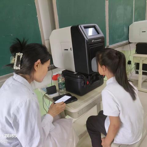 经开区锦凤小学开展学生视力筛查活动