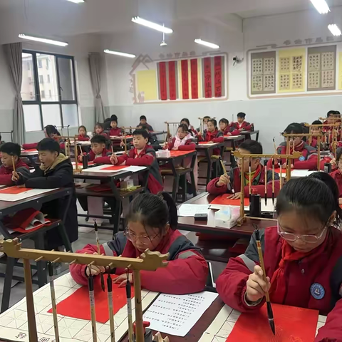 童心写春联 翰墨迎新春