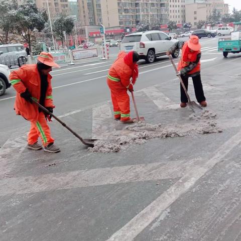 鲁山县城市管理局昼夜鏖战除冰雪