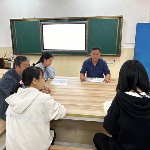 课题研究促教学 团队力量促提升——湘东镇美建小学“班班通教学应用”课题研讨活动