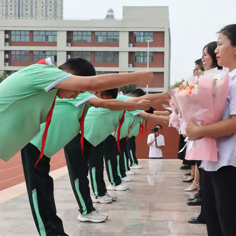 “敬师、重教、崇德、尚礼、感恩”——济宁市实验初中任和校区热烈庆祝第40个教师节“敬师礼”活动