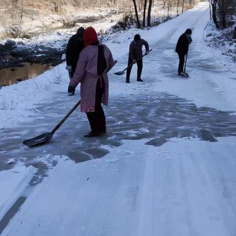 靳庄村“三零”创建之雪后除冰