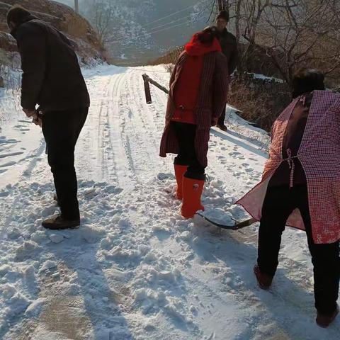 靳庄村三零创建之扫雪除冰护安全