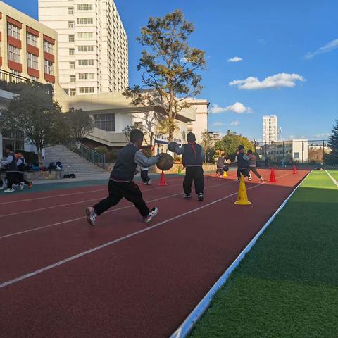 “篮”世界，“球”精彩——曲靖市第二小学六年级篮球社团