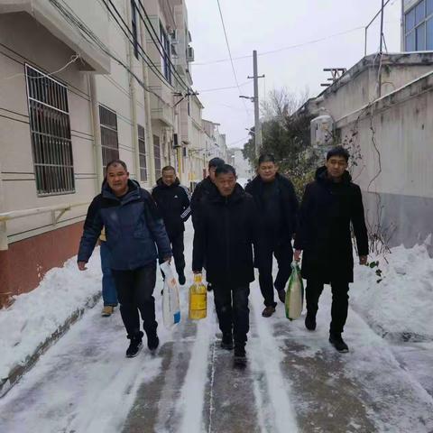 情系社区老年人 春节慰问䁔人心