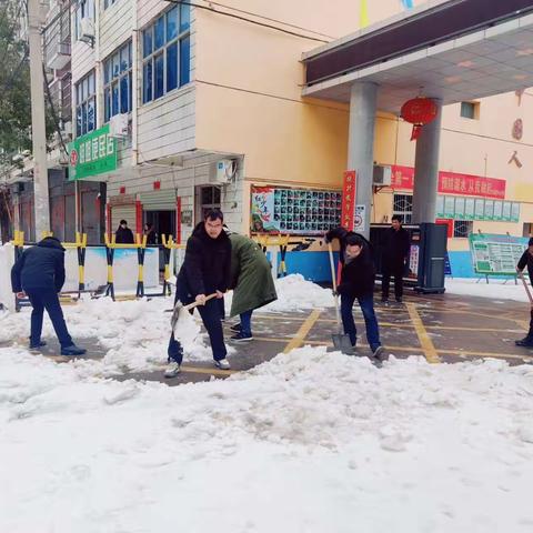 除冰扫雪在行动，温暖师生平安行--广水市李店镇中心小学开展扫雪除冰活动