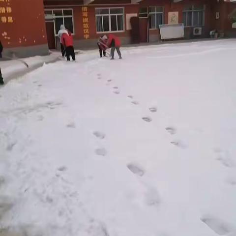 家长助力清积雪 无私奉献暖校园——辛兴中心小学梁庄小学