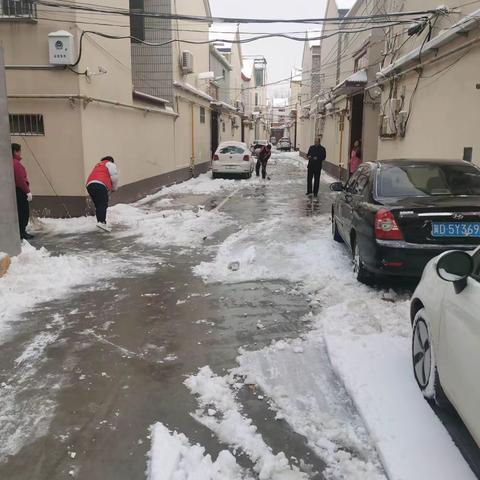 长春社区联合社区居民开展清雪除冰活动