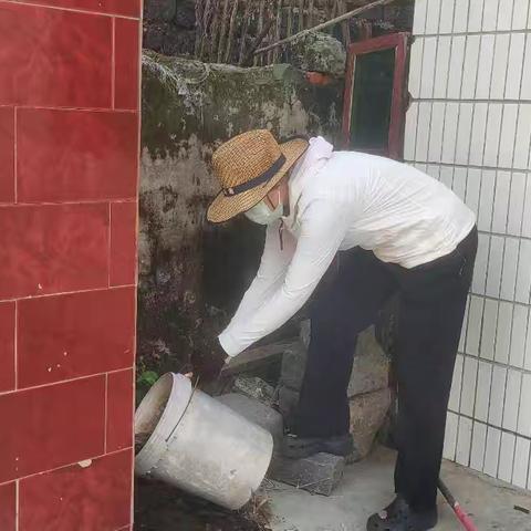排浦镇瓜兰村委会田头村开展防蚊灭蚊预防登革热活动