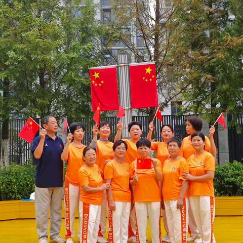 细雨绵绵迎国庆 八段锦舞动民族广场