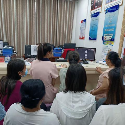 织收看“七七事变”后的宛平城影像