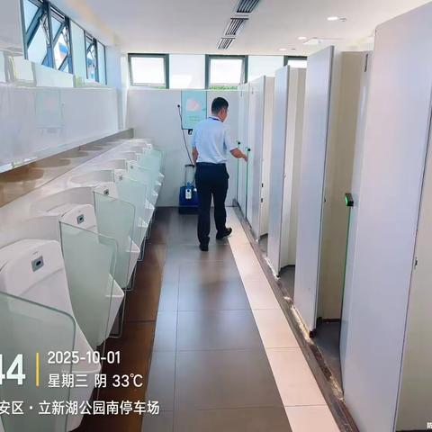 凤凰山森林公园片区管理所检查街道公园情况