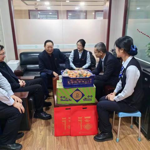 【和田地区分行】薛山行长前往支行慰问一线员工